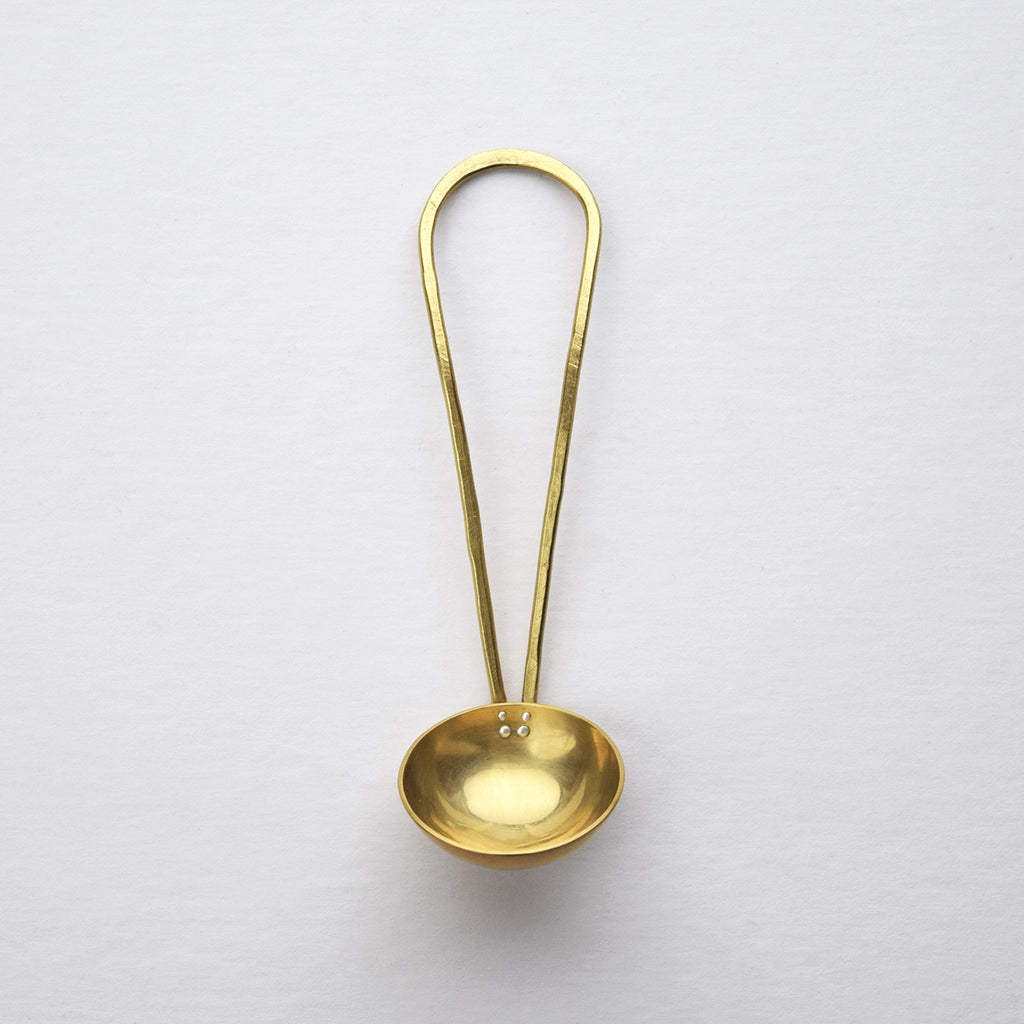 This beautiful hand-formed coffee scoop by Raz Maker is made from brass and riveted with eco-silver. Made with a nice deep bowl, these are perfect for measuring out ground coffee for your cafetière, espresso machine or percolator.