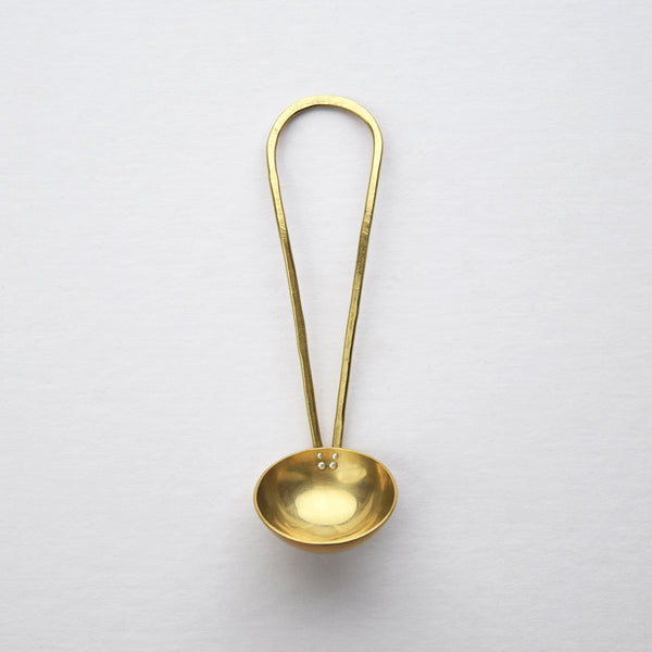 This beautiful hand-formed coffee scoop by Raz Maker is made from brass and riveted with eco-silver. Made with a nice deep bowl, these are perfect for measuring out ground coffee for your cafetière, espresso machine or percolator.