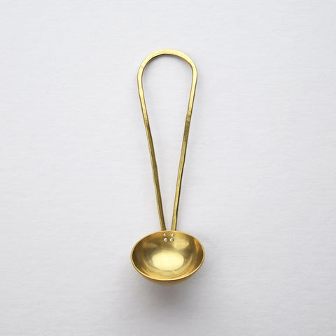 This beautiful hand-formed coffee scoop by Raz Maker is made from brass and riveted with eco-silver. Made with a nice deep bowl, these are perfect for measuring out ground coffee for your cafetière, espresso machine or percolator.