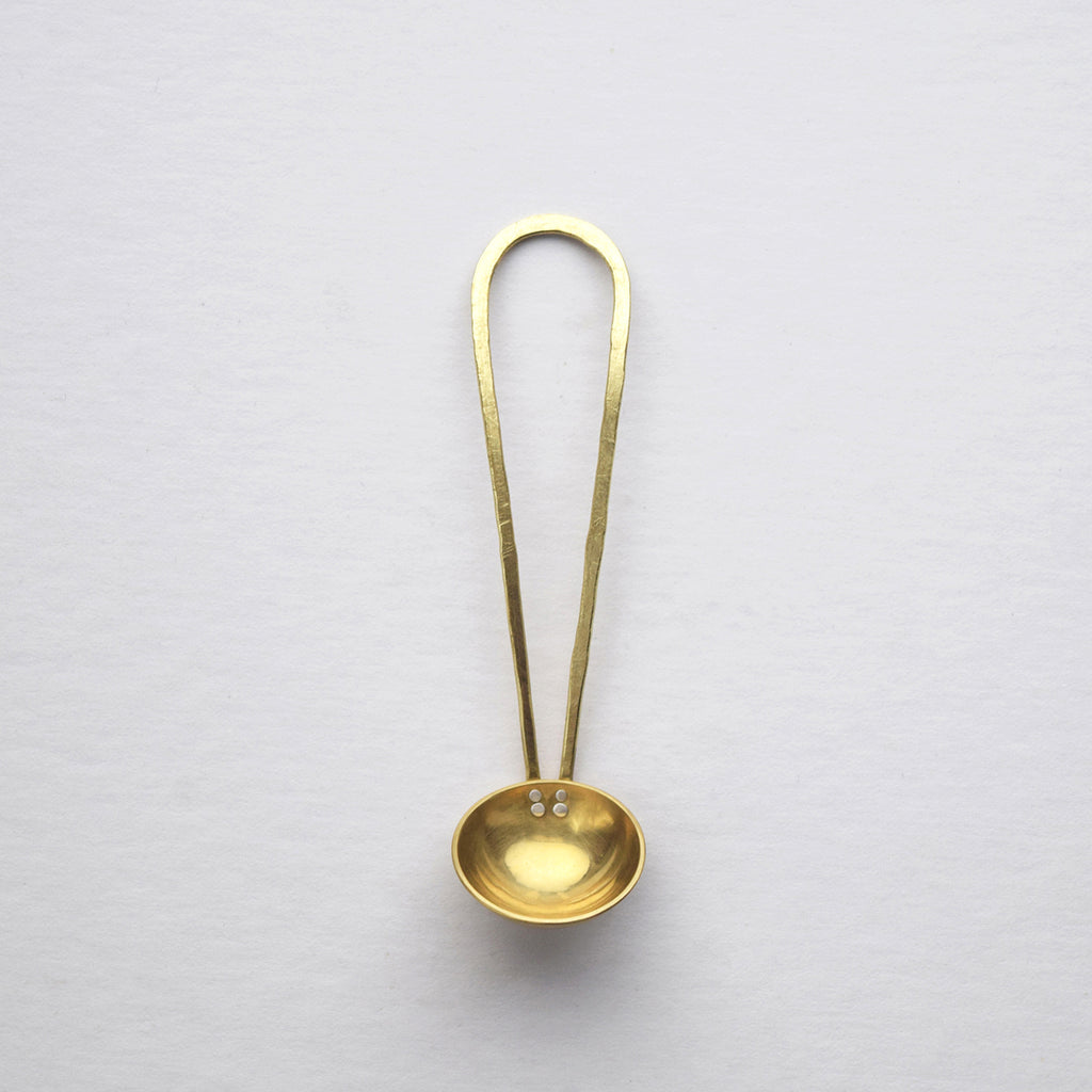 This beautiful hand-formed teaspoon by Raz Maker is made from brass and riveted with eco-silver. Created for loose leaf tea, they sit beautifully in a tea caddie or hung on the wall. Or simply sit your teaspoon on your saucer. 