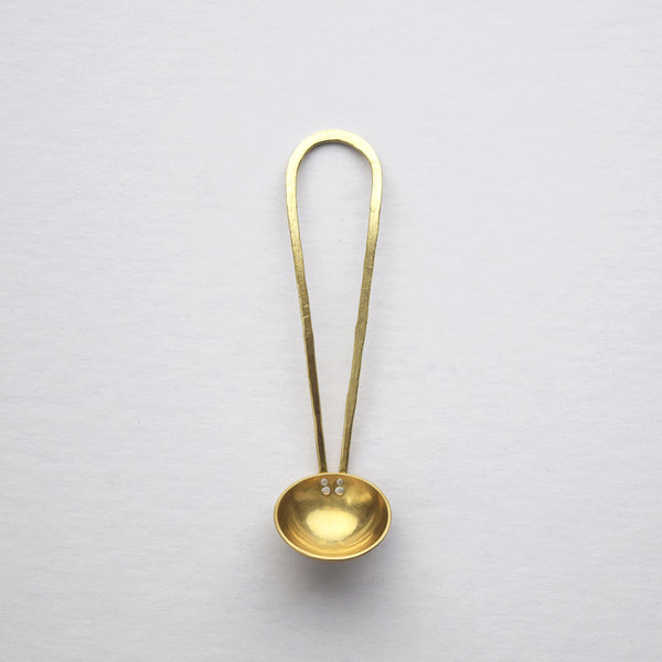 This beautiful hand-formed teaspoon by Raz Maker is made from brass and riveted with eco-silver. Created for loose leaf tea, they sit beautifully in a tea caddie or hung on the wall. Or simply sit your teaspoon on your saucer. 