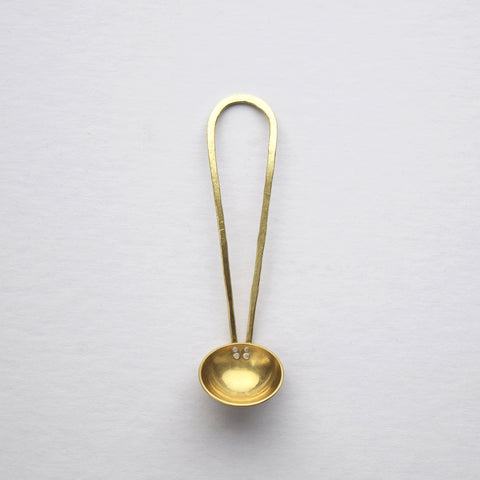 This beautiful hand-formed teaspoon by Raz Maker is made from brass and riveted with eco-silver. Created for loose leaf tea, they sit beautifully in a tea caddie or hung on the wall. Or simply sit your teaspoon on your saucer. 