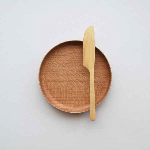 Crafted to sit comfortably in the hand with a simple, modern design, these wooden butter knives by Selwyn House are a joy to use, for morning toast or with bread at the dinner table. Made from English Birch, each knife has its own characteristics and colour varies, as is expected from a natural product. Finished in tung oil, made from the nut of the tung tree.